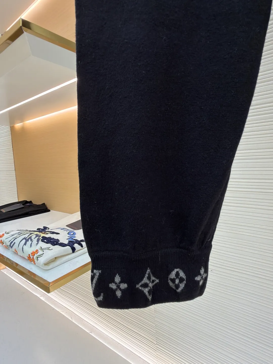 LOUIS VUITTON wool knitted printed leggings trousers ●Original version: Purchased and developed by 13100 ●Item number: 1682078-B70 ●Fabric: wool blended fabric ●Technology: knitted ●Color: black ●Version: fitted version ●Weight: about 510 grams ●Size: S-M-L-XL ●Description: Wool custom-dyed with 48s cashmere blended imported yarn, imported Stoll 14-needle double-sided jacquard process, a single piece takes 280 minutes per piece, the pockets are made of 60s modal cotton, the cashmere feels very soft and waxy, with high warmth retention, custom-made logo zipper, specific three-label washing, the overall routing is straight and delicate, the fabric is comfortable and soft, the color is consistent and no color difference It can be matched with the same style to create a fashionable look, and can be used in various occasions. Customized accessories, complete with three standards, same style for men and women!